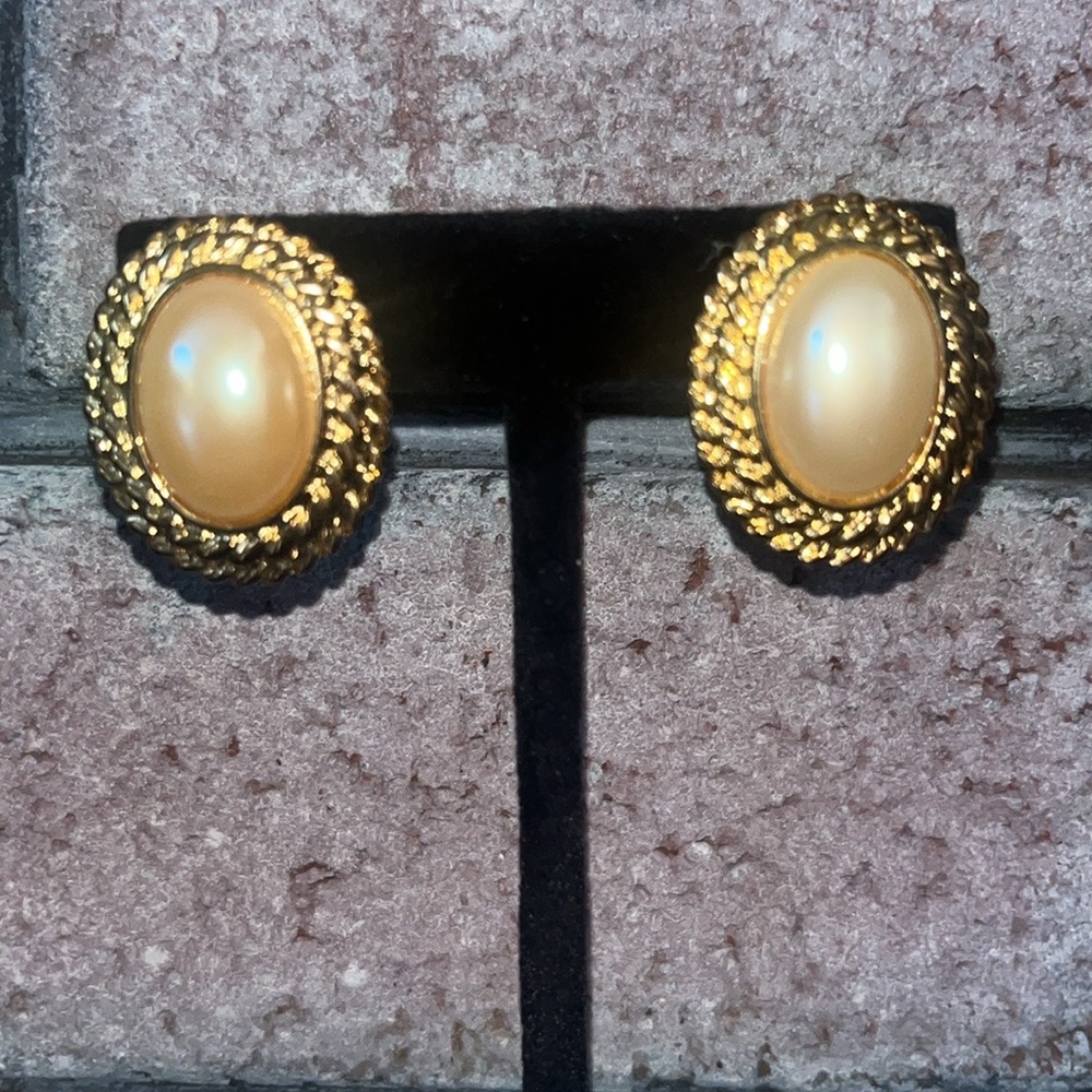 Vintage DANIEL PASSON faux pearl and goldtone earring